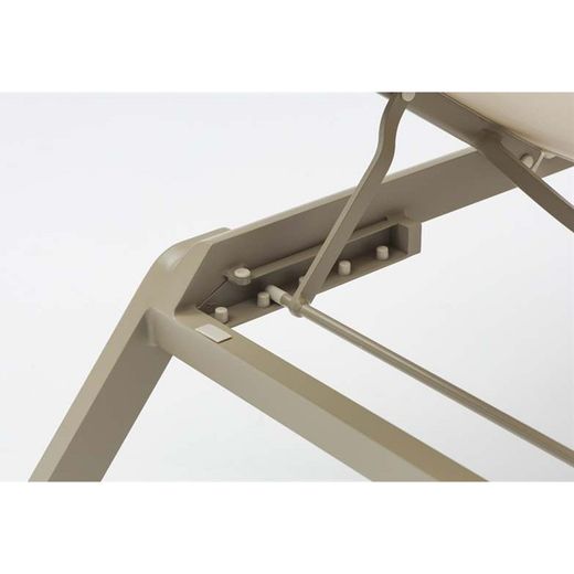 Solstol i aluminium och textil i taupe, 72 x 198 x 35 / 101 cm | Köpcenter