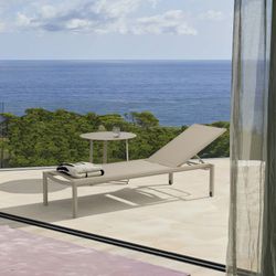 Solstol i aluminium och textil i taupe, 75 x 200 x 34 cm | bangor