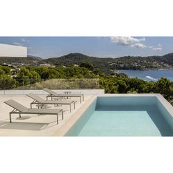 Solstol i aluminium och textil i taupe, 75 x 200 x 34 cm | bangor