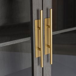 Vitrinskåp i grå/guld cederträ och glas, 85 x 40 x 195 cm