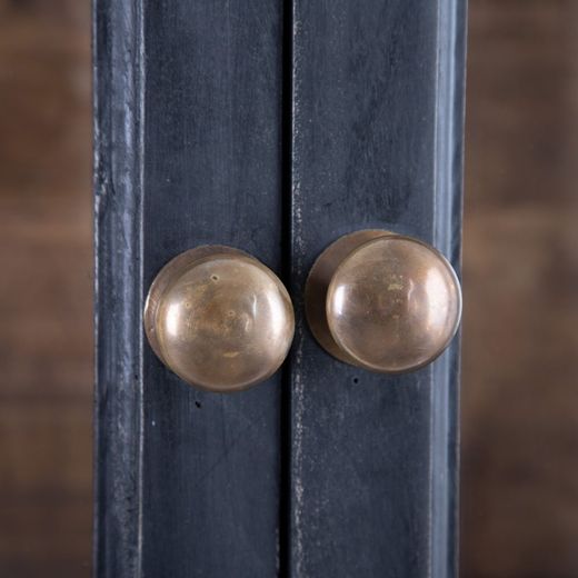 Vitrin av trä och glas i svart och mörk natur, 120 x 40 x 194 cm