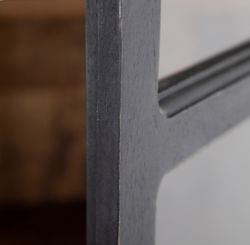 Vitrin av trä och glas i svart och mörk natur, 120 x 40 x 194 cm