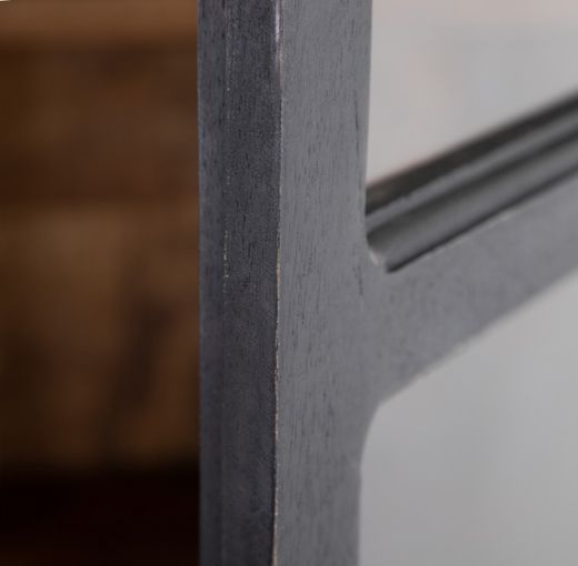 Vitrin av trä och glas i svart och mörk natur, 120 x 40 x 194 cm