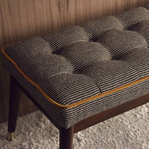 VP INTERIORISMO-Träbänk klädd i beige och svart, 120x40x45 cm